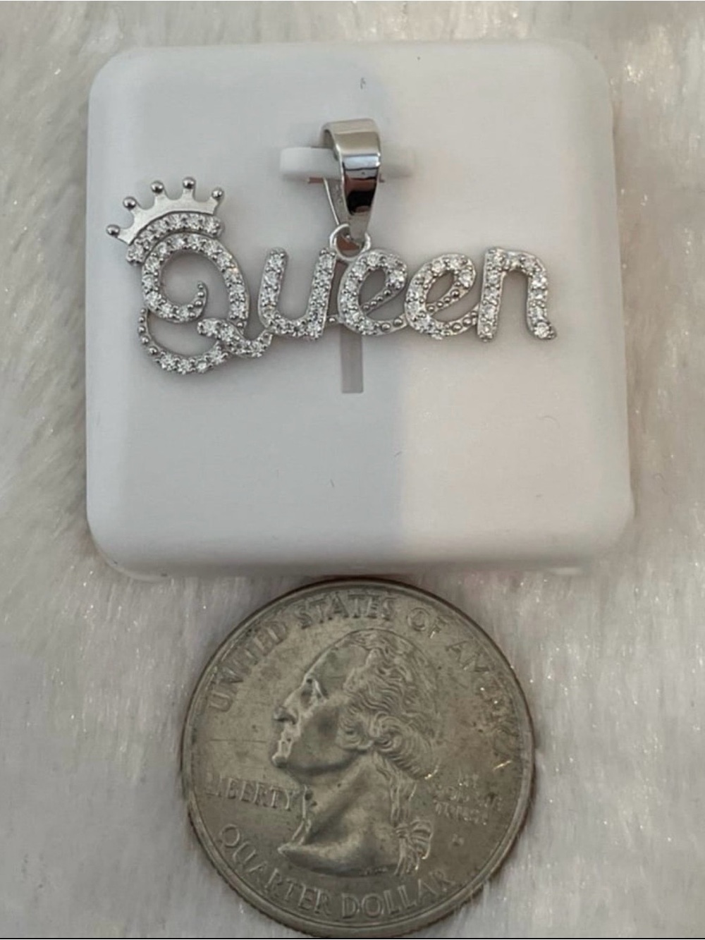 Rhodium plated over 925 Silver Queen pendant 1.00ctw Moissanite - Picture 2 of 3